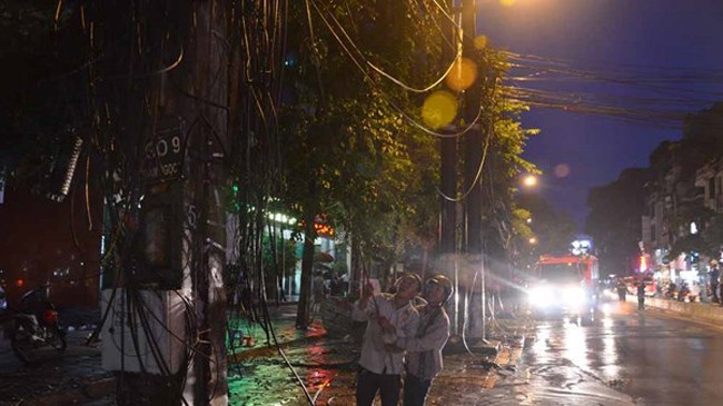 Vụ chập, cháy vừa xảy ra ở phố Phạm Ngọc Thạch