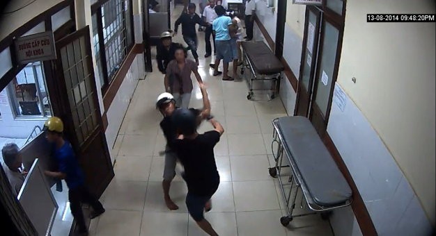 Hình ảnh truy sát tại phòng cấp cứu bệnh viện. Ảnh cắt từ camera của bệnh viện.