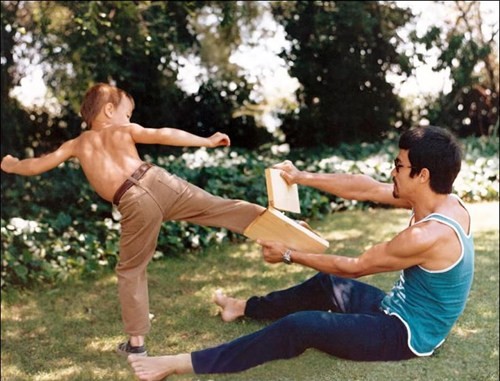 Lý Quốc Hào cùng cha Lý Tiểu Long tập luyện võ thuật.