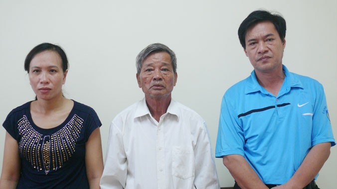 Ông Lê Duy Việt (ngoài cùng bên phải), Nguyễn Công Minh và Nguyễn Thị Hồng Nhung