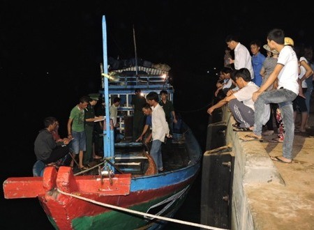 Cơ quan chức năng kiểm tra thiệt hại và nguyên nhân ngay trong đêm tàu QNg 66074-TS vừa cập cảng Lý Sơn.