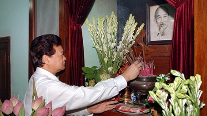 Thủ tướng dâng hương tưởng niệm Chủ tịch Hồ Chí Minh