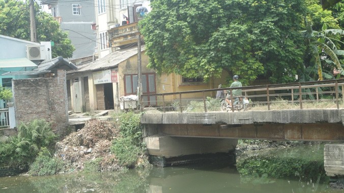 Sông Cầu Bây bị ô nhiễm tại khu vực xã Đa Tốn. Ảnh: K.N 