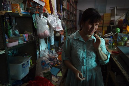 Nguyen Thi Hang tại tiệm tạp hóa mà cô làm việc sau khi lấy chồng ở thị trấn Linqi, tỉnh Hà Nam, Trung Quốc. Ảnh: AFP