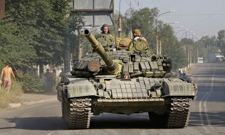 Xe tăng của lực lượng ly khai hoạt động ở thị trấn Krasnodon, miền đông Ukraine. Ảnh: AP