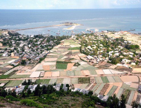 Khu dân cư thôn Đông, xã An Hải, huyện đảo Lý Sơn nhìn từ đỉnh Thới Lới. Ảnh: Trí Tín.