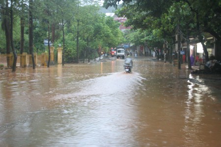 Đường Nhạc Sơn lên cửa khẩu Kim Thành bị ngập nước sâu, phải tạm cấm xe cơ giới qua lại.