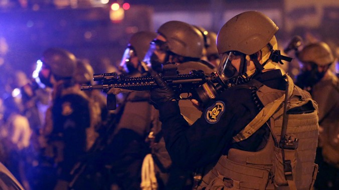 Cảnh sát ra tay trấn áp bạo loạn tại Ferguson. Ảnh: Getty Images
