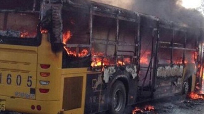 Chiếc xe bus bất ngờ bốc cháy khiến 1 người thiệt mạng, 19 người khác bị thương. (Ảnh: Shanghaidaily)