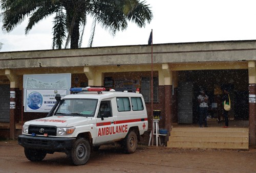 Quang cảnh bên ngoài bệnh viện Kenema (Sierra Leone), nơi đã có 15 nhân viên, trong đó có ít nhất 12 y tá, thiệt mạng do nhiễm virus trong quá trình điều trị các bệnh nhân Ebola. Ảnh: AFP-TTXVN