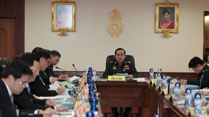 Tướng Prayuth Chan-ocha (giữa) làm việc với Ban Đầu tư tại trụ sở Quân đội Hoàng gia Thái Lan ở thủ đô Bangkok ngày 19/8. (Nguồn: THX/TTXVN) 