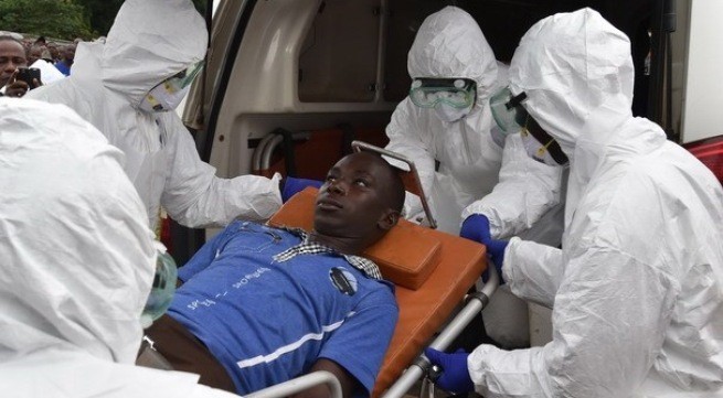 Nhân viên y tế chuyển một bệnh nhân nhiễm Ebola tới bệnh viện ở Biankouma, Costa Rica ngày 14/8. Ảnh: AFP/TTXVN