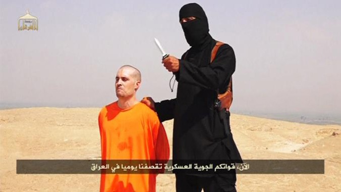 Nhà báo Mỹ James Foley trong clip chặt đầu không đề ngày tháng vừa được đưa lên mạng xã hội. Ảnh: CBS News 