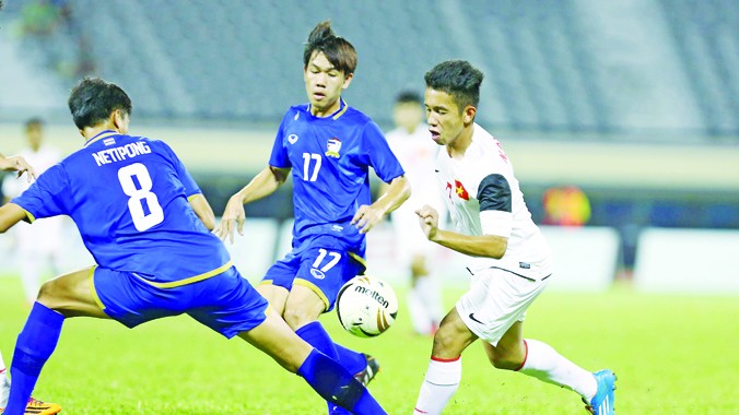 U19 Việt Nam (áo trắng) vượt qua U19 Thái Lan để tiến vào trận chung kết. ảnh: VSI 