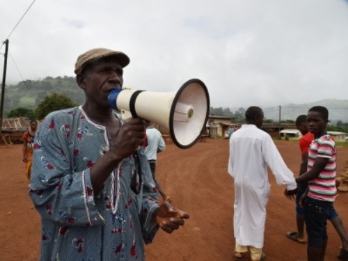 Một tuyên truyền viên về dịch bệnh Ebola ở Liberia - Ảnh: AFP