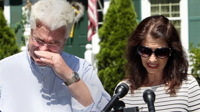 Bố mẹ nhà báo Foley nghẹn ngào sau cuộc gặp với Tổng thống Mỹ Barack Obama. Ảnh: New York Times