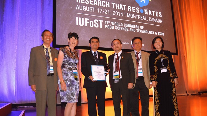 Ông Nguyễn Quang Trí - Giám đốc Marketing ngành hàng, Vinamilk đại diện công ty nhận Giải thưởng Công nghiệp Thực phẩm toàn cầu IUFoST 2014 tại Montreal, Canada