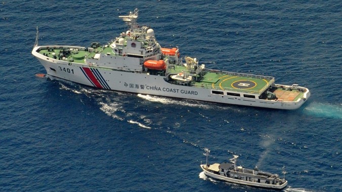 Tàu Philippines tiếp tế cho lính trên bãi Cỏ Rong thường xuyên bị tàu tuần tra Trung Quốc truy đuổi, ngăn cản. Ảnh: Getty Images 