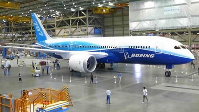 Boeing 787 Dreamliner là đối thủ của Siêu máy bay Airbus A380 của Pháp.
