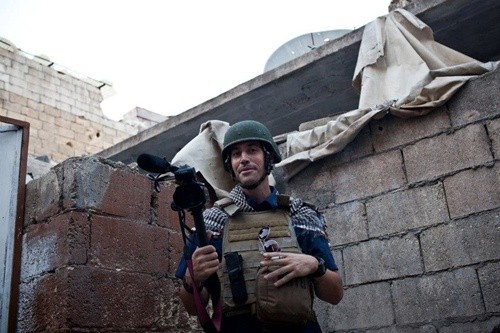 Nhà báo James Foley trên chiến trường. Ảnh: AFP. 