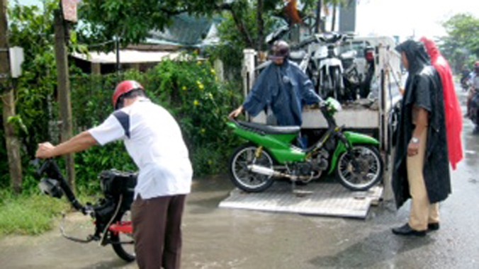 Cơ quan chức năng kiểm tra điểm độ xe trái phép.