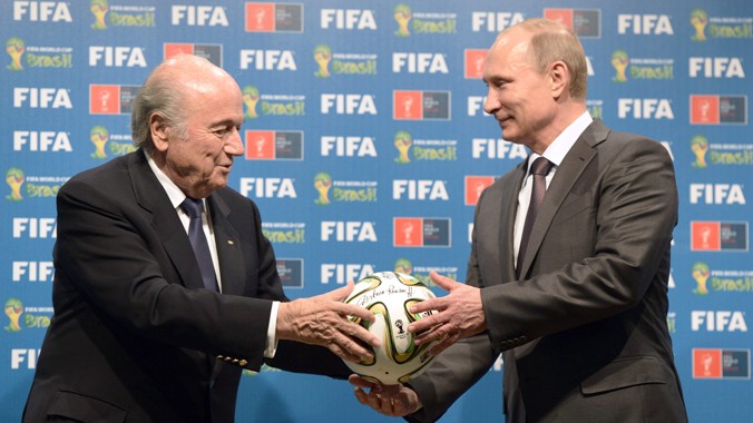Tổng thống Putin và Chủ tịch FIFA Blatter (trái)