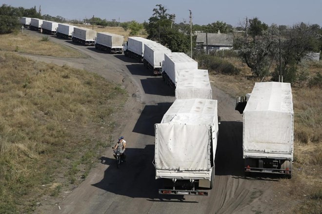 Đoàn xe cứu trợ của Nga tại Izvaryne, miền Đông Ukraine hôm 23/8 (Nguồn: AP) 