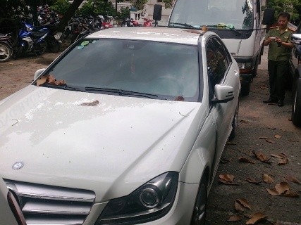 Ô tô của siêu mẫu Thanh Hằng bị giữ tại đội CSGT – công an quận 3.