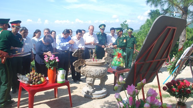 Đoàn lãnh đạo Quảng Bình viếng mộ nhân ngày sinh của Đại tướng