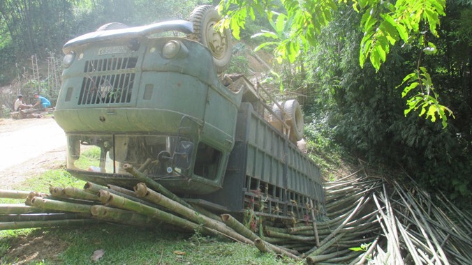 Chiếc xe tải chở luồng bị lật xuống vực ven đường 15A, đoạn qua bản Éo, xã Thanh Xuân, huyện Quan Hóa (Thanh Hóa) ngày 26/8.