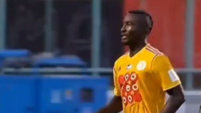 Cầu thủ Cameroon bị ném vật lạ, chết trên sân