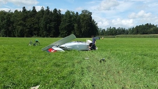 Chiếc máy bay vướng vào dây điện rồi rơi xuống đất khiến phi công thiệt mạng. (Ảnh minh họa)