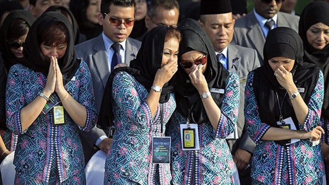 Tiếp viên hàng Malaysia Airline xúc động lúc bàn giao thi thể nạn nhân vụ rơi máy bay MH17