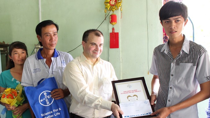 Ông Sylvain Paul Lacladere, Giám đốc Nhánh thuốc thú y và thủy sản (Bayer Việt Nam) trao quà cho sinh viên tại tỉnh Sóc Trăng