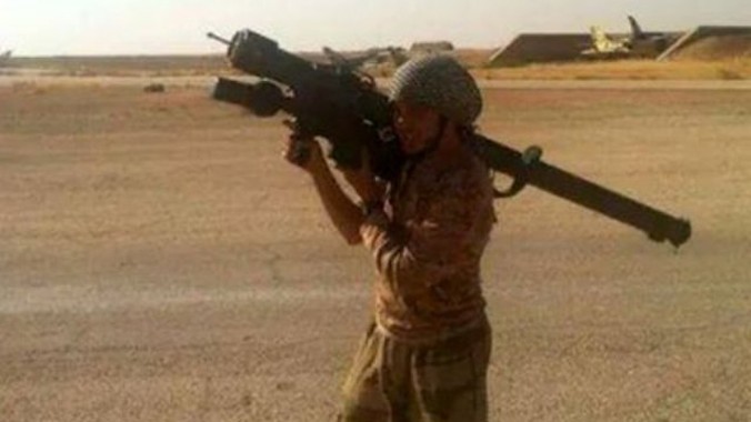 Một chiến binh ISIS với vũ khí vác vai hiện đại.