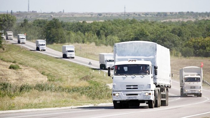 Đoàn xe cứu trợ của Nga trên đường tới Ukraine hôm 17/8. Nguồn: AFP 