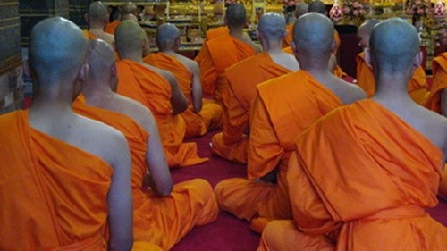 Giới sư sãi Phật giáo Thái Lan gần đây dính vào một loạt bê bối, khi truyền thông địa phương đưa tin về các vụ liên quan đến sử dụng chất kích thích, uống rượu, cờ bạc và quan hệ với gái mại dâm. Ảnh: smilingalbino