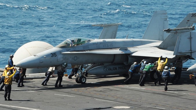 Tàu sân bay Mỹ sẵn sàng không kích phiến quân Hồi giáo tại Syria. Ảnh: US Navy