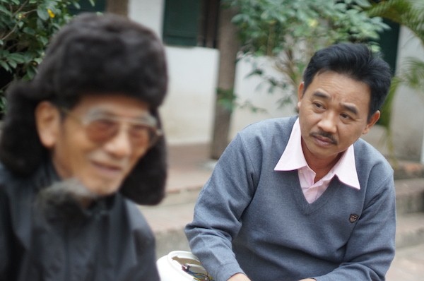 Quốc Khánh (bên phải) vào vai trưởng thôn Lộc trong phim “Bão qua làng”.