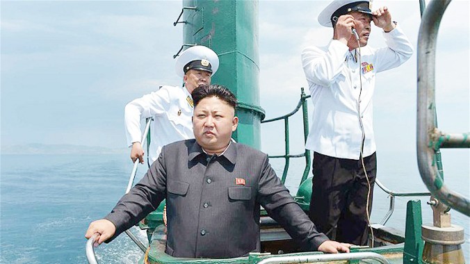 Lãnh đạo Triều Tiên Kim Jong-un đi trên tàu ngầm trong một chuyến thị sát. 