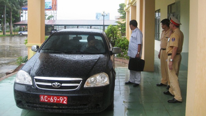 CSGT Thanh Hóa và Công an tỉnh Thái Bình thực hiện giao, nhận xe ô-tô đeo biển số giả. Ảnh: Hoàng Lam