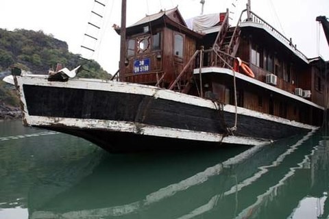 Tàu chở 12 khách nước ngoài chìm ở Vịnh Hạ Long