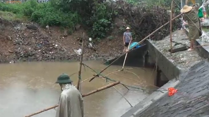 Hà Nội sau mưa lớn, người dân đổ xô bắt cá