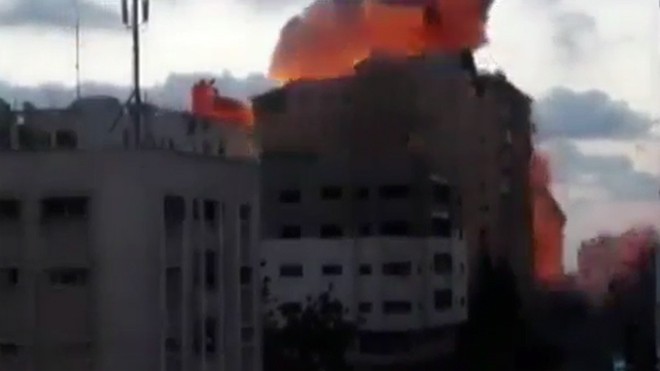 Nhà 13 tầng bị san phẳng dưới pháo kích ở Gaza