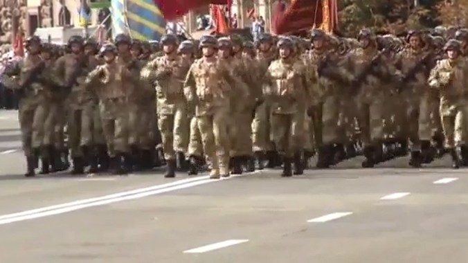 Quân đội Ukraine duyệt binh khoe sức mạnh