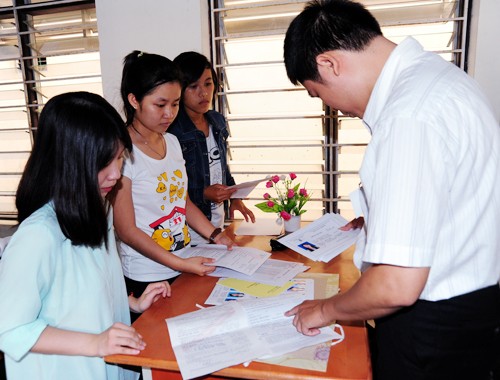 Các thí sinh làm hồ sơ thi đại học năm 2014. Ảnh: Nguyễn Đông.