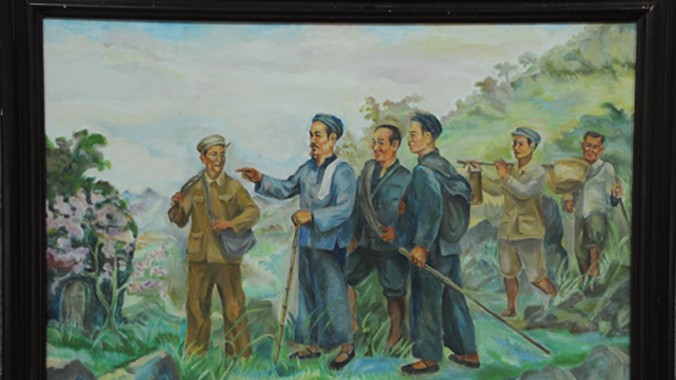 Bức tranh Bác Hồ về nước của họa sĩ Trịnh Phòng. Ông Phạm Văn Lộc, người gánh va ly