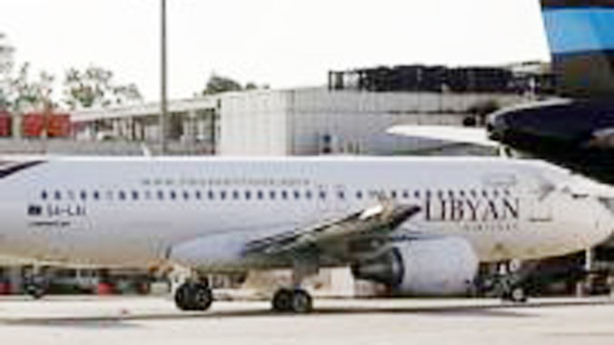 Một chiếc máy bay của hãng Libya Airlines bị hư hại trong cuộc tấn công của nhóm Rạng đông Libya vào sân bay quốc tế Tripoli ngày 26/8.