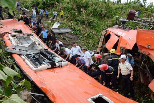 Hiện trường chiếc xe khách rơi xuống vực sâu trong vụ tai nạn nghiêm trọng ở Lào Cai khiến 12 người chết, 41 người bị thương