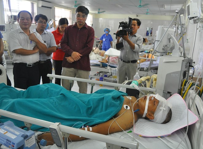 Trong ảnh là phụ xe Nguyễn Ngọc Tân (18 tuổi) nằm bất động sau ca phẫu thuật mắt bị cành cây đâm. Ảnh: Hoàn Nguyễn. 